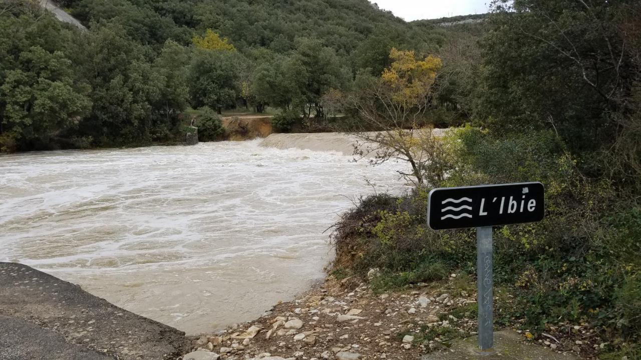 Gites Du Combeau Saint-Maurice-d'Ibie ภายนอก รูปภาพ